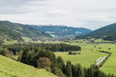 Panorama görünüm Vadisi ve dağlar Lungau, Avusturya
