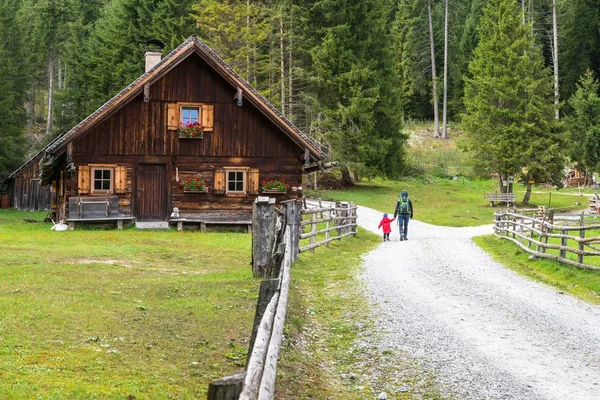 Каюта Феттеля и Пешеход в Вайсприахтале в Лау, Австрия — стоковое фото