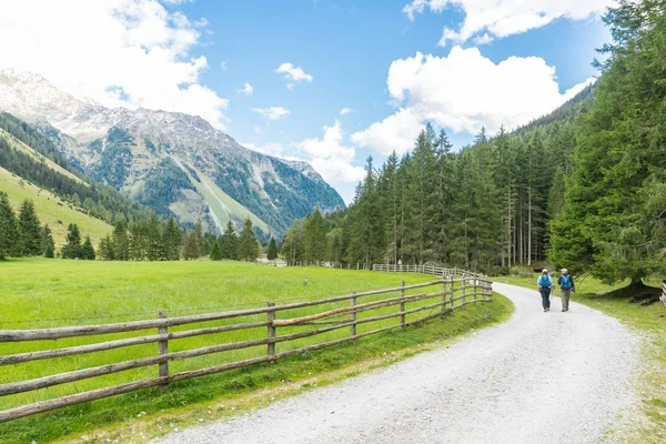 Wanderer im weissspriachtal in lungau, Österreich — Stockfoto