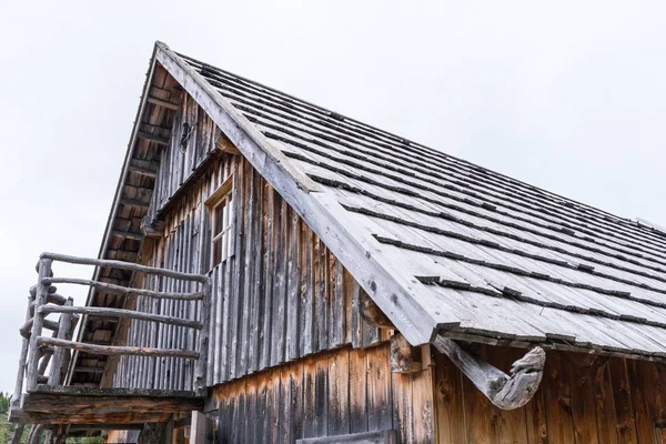 Ahşap bir dağ kabin, Avusturya çatıda shingle — Stok fotoğraf