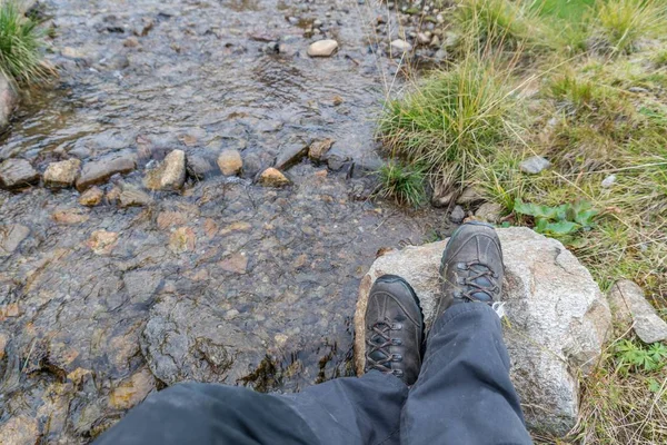 Botas de caminhada acima de pedras de um riacho, Áustria — Fotografia de Stock