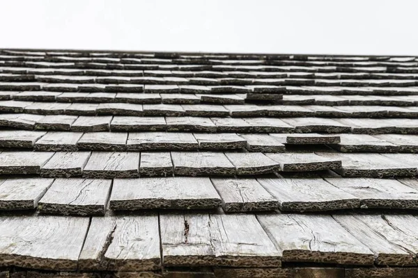 Hout grind op een dak in een alpiene hut, Oostenrijk — Stockfoto