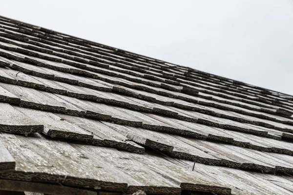 Hout grind op een dak in een alpiene hut, Oostenrijk — Stockfoto