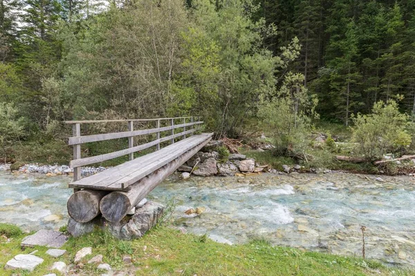 Деревянный мост через ручей в Твентале в Лунгау, Австрия — стоковое фото