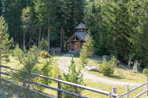 Capela Hubertus no lago Schlierersee em Ridingtal em Lungau, Áustria — Fotografia de Stock