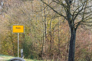 Şehir işareti kelime ile yağmur, Bavyera, Almanya  