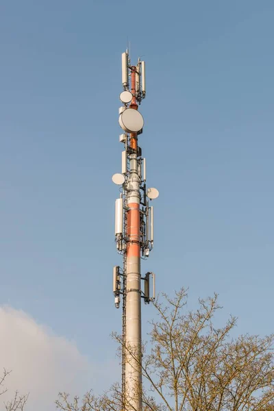 Mobile Cell Tower Front Blue Sky Alemanha — Fotografia de Stock