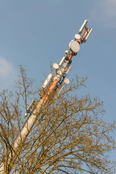 Mobile Cell Tower Front Blue Sky Alemanha — Fotografia de Stock