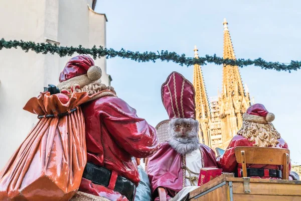 Aziz Nicholas ve Noel Baba, Regensburg, Almanya 'da yılbaşı pazarında