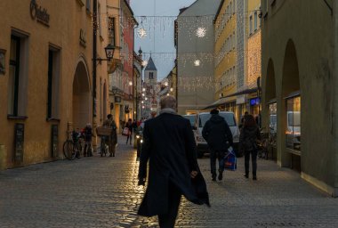 Regensburg, Bavyera, Almanya, Novemer 27, 2017: Noel sokak ışıkları Regensburg, Almanya