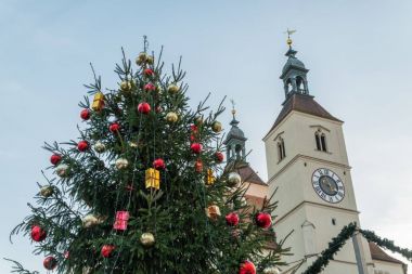 Noel ağacına Regensburg görünümüne yeni parish Kilisesi, Almanya ile bir Noel pazarı