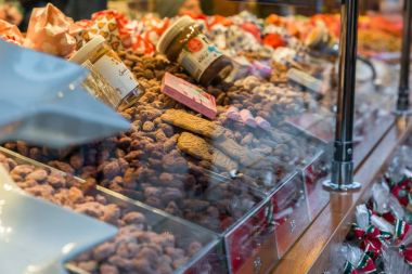 Regensburg, Bavyera, Almanya, 27 Kasım 2017: Tatlılar durak üzerinde Noel pazarı Regensburg, Almanya