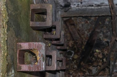 Kanalizasyon kuyu içine aşağı yol 