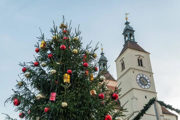 圣诞树在圣诞节市场在雷根斯堡与看法对新的教区教堂 — 图库照片