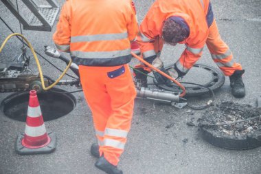 Kanal işleri için Alman sözleriyle uyar ile kanalizasyon kanalında sokak works oturum