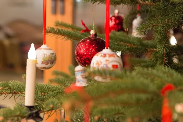 Χριστουγεννιάτικο Δέντρο Όμορφο Διακοσμημένο Χριστουγεννιάτικες Μπάλες Και Κεριά — Φωτογραφία Αρχείου