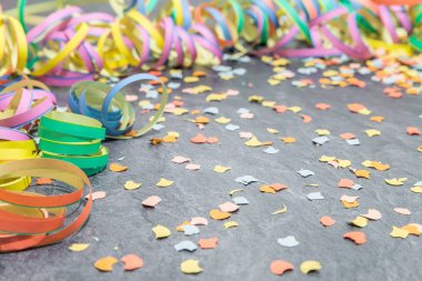Kağıt flama ve konfeti mazisi karnaval süs olarak