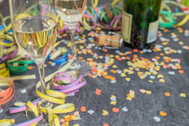 Şampanya kadehi ve şişe üzerinde mazisi karnaval dekorasyonu ile