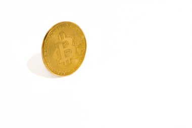 Beyaz arka plan üzerinde izole altın sikke bitcoin