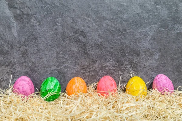 Easter Egg Hooi Voor Grijze Achtergrond — Stockfoto