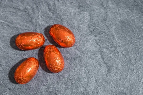 Rode Chocolade Paaseieren Voor Grijze Achtergrond — Stockfoto