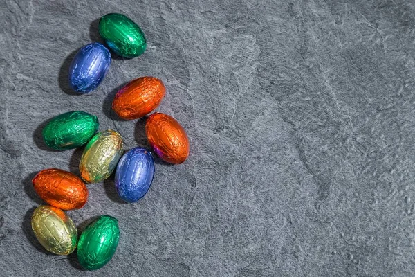 Kleurrijke Chocolade Paaseieren Voor Grijze Achtergrond — Stockfoto