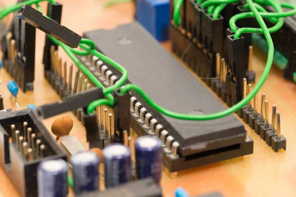 Nahaufnahme Einer Selbstgefertigten Leiterplatte Mit Mikrocontroller — Stockfoto