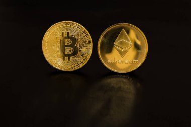 Altın sikke bitcoin ve siyah arka plan üzerine izole Ethereum