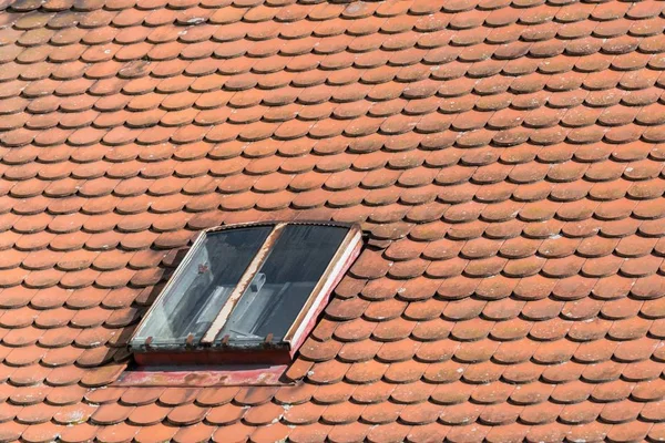 Stary Dach Gontów Okna Dachowe — Zdjęcie stockowe