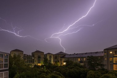 Regensburg, Almanya yukarıda yıldırım ile karanlık bulutlar flaş