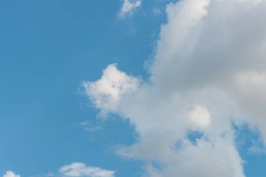 Gökyüzünde yüzlere benzeyen bulutlar (Pareidolia)