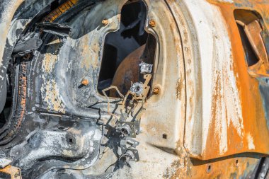 Ağır bir kazadan sonra Almanya 'da yanmış bir araba.