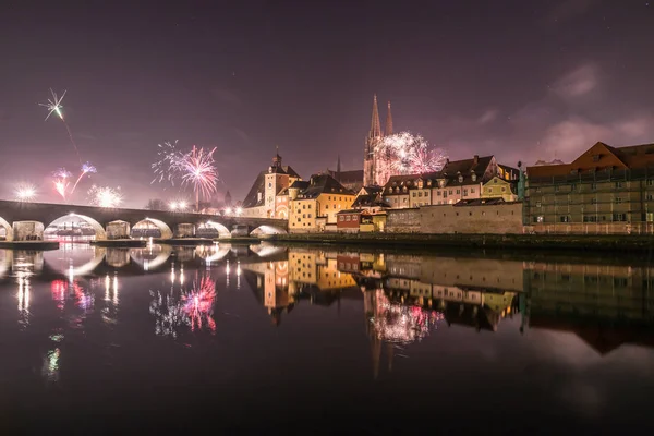Nem Sokkal Újévi Tűzijáték Előtt Regensburgban Kilátással Katedrálisra Kőhídra Szilveszter — Stock Fotó
