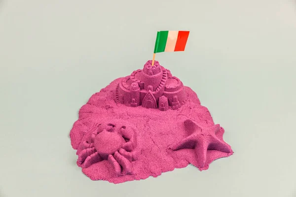 Ένα Νησί Ιταλική Σημαία Ένα Κάστρο Από Άμμο Και Λέξη — Φωτογραφία Αρχείου