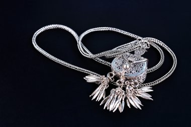 arka plan üzerinde izole gümüş takılar