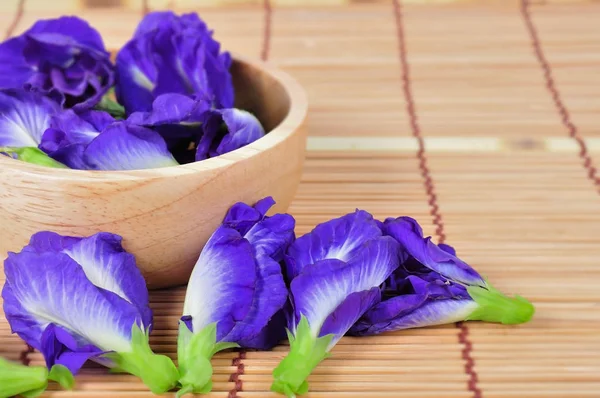 Mavi bezelye kelebek bezelye tahtaya kapat 