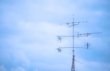 gökyüzü dokusu üzerinde anten kulesi telekomünikasyon