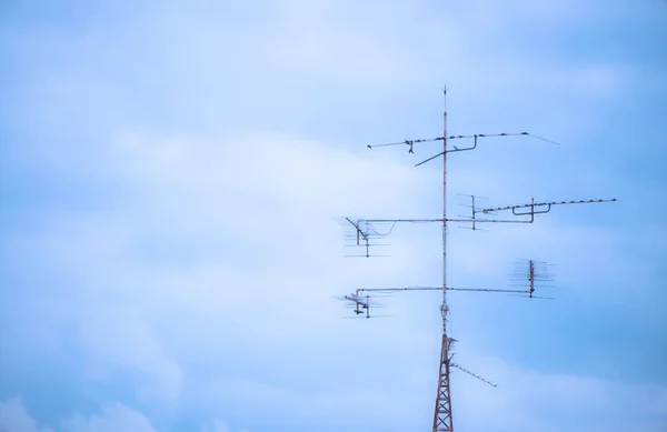 Antennenturm Telekommunikation am Himmel — Stockfoto