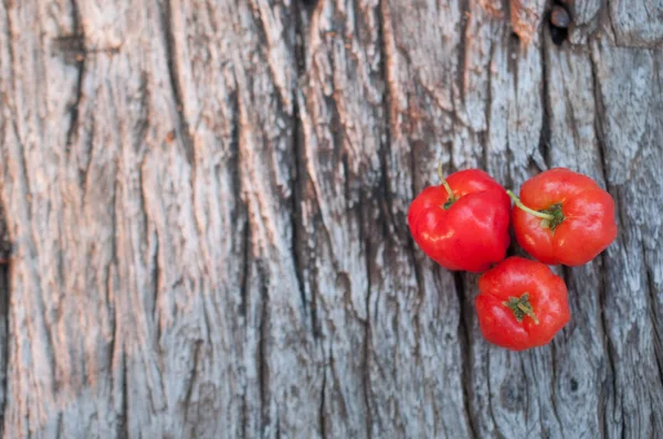 Acerola meyve ahşap arka plan üzerinde