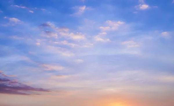 Gökyüzü bulutlar gün batımı ve güneş ışığı arkaplanı