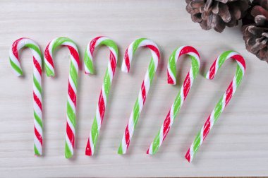 ahşap arka plan üzerinde Noel nane şeker kurabiyeleri