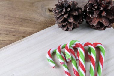 ahşap arka plan üzerinde Noel nane şeker kurabiyeleri