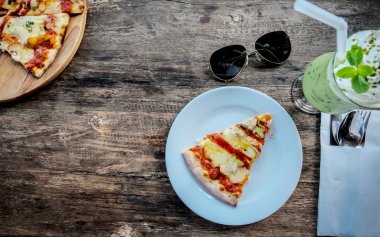 Pizza İtalyan gıdalar peynir ahşap arka plan üzerinde.