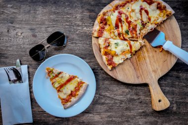 Pizza İtalyan gıdalar peynir ahşap arka plan üzerinde.