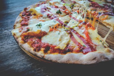 Pizza İtalyan gıdalar peynir ahşap arka plan üzerinde.