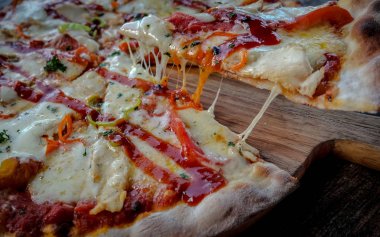 Pizza İtalyan gıdalar peynir ahşap arka plan üzerinde.