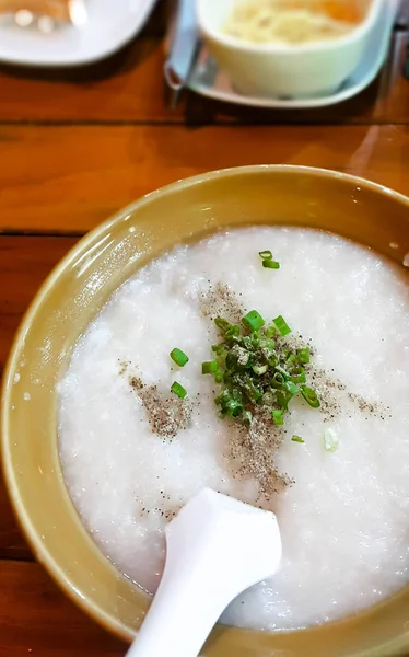 pirinç çorbası yakın kadar akşam yemeği yemek.