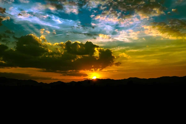 Himmel Wolken Sonnenuntergang und Sonnenlicht Hintergrund — Stockfoto