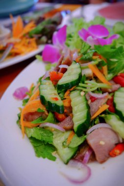 ahşap arka plan üzerinde biftek salata