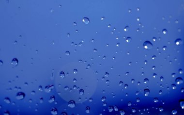 su damlaları cama yakın çekim.